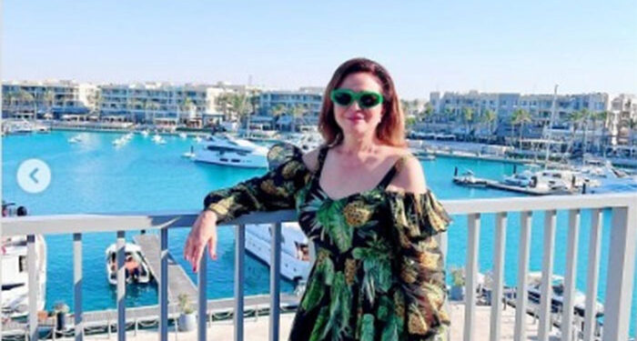 إلهام شاهين تتألق بإطلالة ملفتة في الساحل