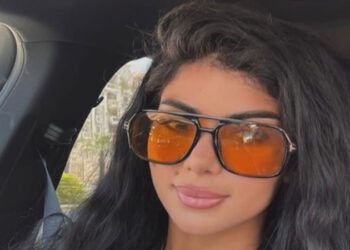 كارولين عزمي تخطف الأنظار من سيارتها