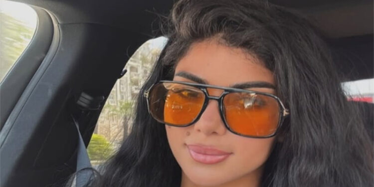 كارولين عزمي تخطف الأنظار من سيارتها