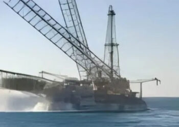 وزراء الصحة والبترول والعمل يتابعان تداعيات حادث غرق بارجة بحرية بخليج السويس