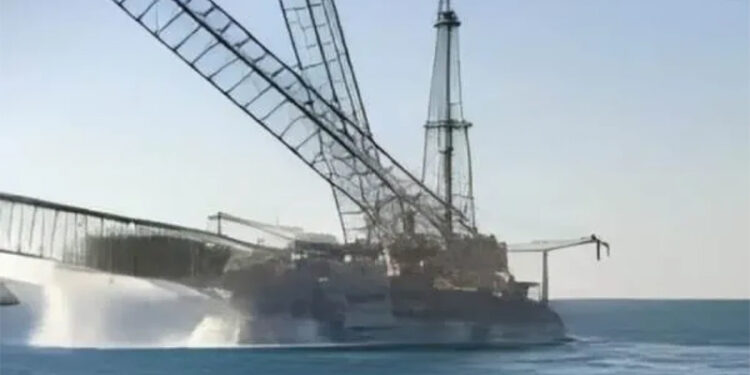 وزراء الصحة والبترول والعمل يتابعان تداعيات حادث غرق بارجة بحرية بخليج السويس