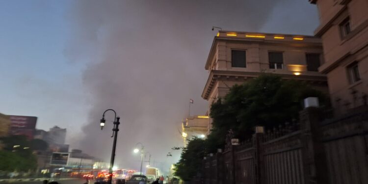 “تنظيم الاتصالات” يعلن السيطرة على حريق سنترال رمسيس ونقل حركة الإنترنت