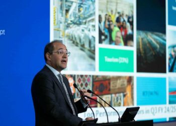 وزير المالية يقرع جرس افتتاح جلسة التداول ببورصة لندن