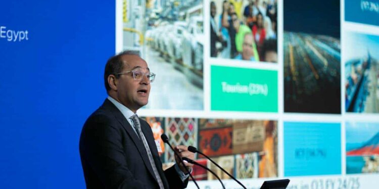 وزير المالية يقرع جرس افتتاح جلسة التداول ببورصة لندن