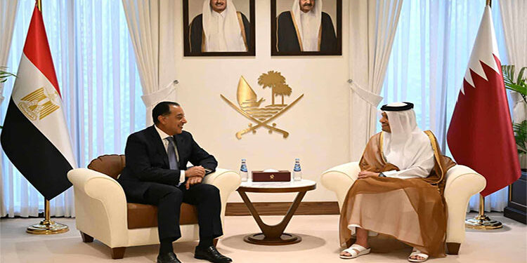 رئيس الوزراء يبحث مع نظيره القطري دعم الاستثمارات المشتركة