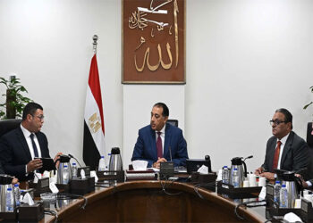 رئيس الوزراء يتابع إجراءات تنفيذ الخطة الاستراتيجية لتحلية مياه البحر