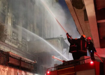 النجاح في السيطرة على حريق محدود بسنترال رمسيس بعد تجدد اشتعال النيران