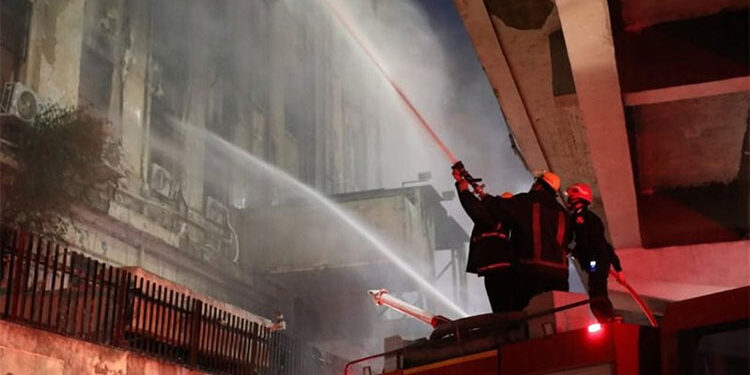 النجاح في السيطرة على حريق محدود بسنترال رمسيس بعد تجدد اشتعال النيران