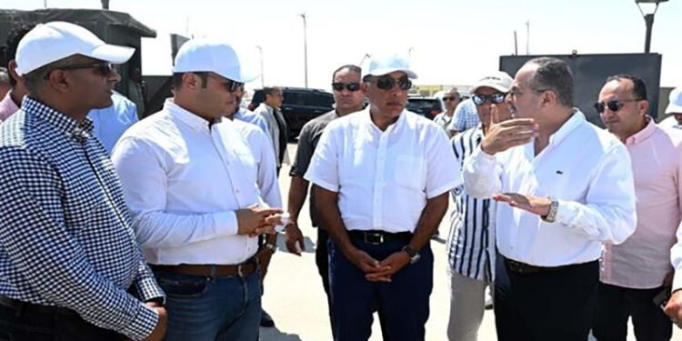 رئيس الوزراء يتفقد محطة التجارب البحثية لتحلية مياه البحر بمدينة العلمين الجديدة