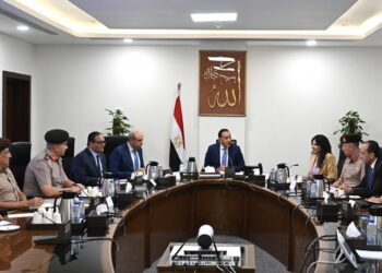 رئيس الوزراء يتابع الإجراءات التنفيذية لمشروع “مبنى 4 ” بمطار القاهرة الدولي