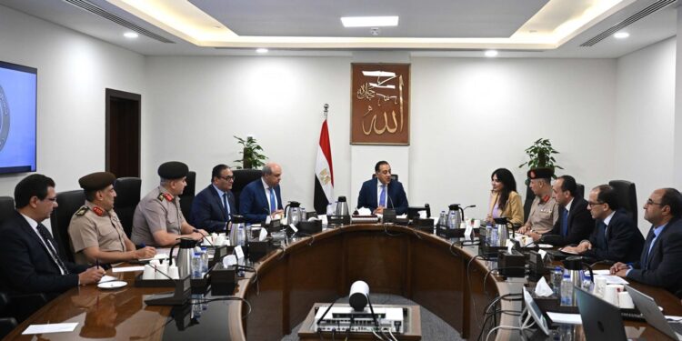 رئيس الوزراء يتابع الإجراءات التنفيذية لمشروع “مبنى 4 ” بمطار القاهرة الدولي