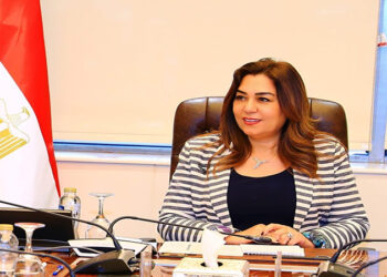 وزيرة التنمية تتلقى تقريرًا حول مستجدات إنشاء أول حضانة متكاملة لتجميع السيارات المضبوطة والمخصصة للتكهين