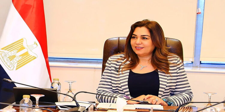 وزيرة التنمية تتلقى تقريرًا حول مستجدات إنشاء أول حضانة متكاملة لتجميع السيارات المضبوطة والمخصصة للتكهين