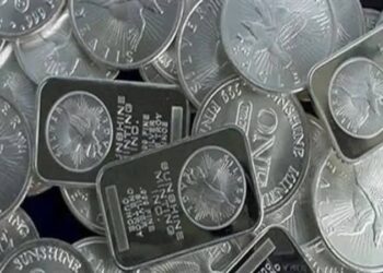 الفضة تحت المجهر.. استقرار محلي وارتفاع عالمي وسط توقعات بقفزة تاريخية للأسعار