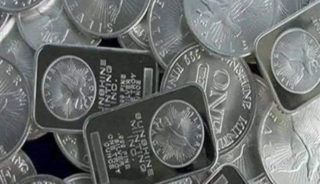 الفضة تحت المجهر.. استقرار محلي وارتفاع عالمي وسط توقعات بقفزة تاريخية للأسعار