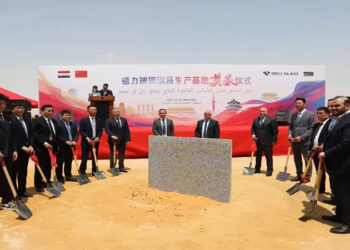 رئيس اقتصادية قناة السويس يشهد وضع حجر أساس مشروع “ديلي إيجيبت” للمنتجات الزجاجية المنزلية بالسخنة