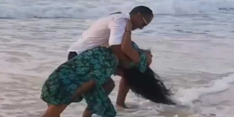 ميرهان حسين تثير الجدل بالرقص برفقة شاب علي الشاطئ