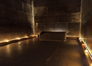 تحديث نظام الإضاءة الداخلية لأهرامات الجيزة