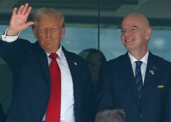 الرئيس الأمريكي يؤدي التحية العسكرية أثناء حضوره نهائي كأس العالم للأندية