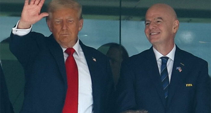 الرئيس الأمريكي يؤدي التحية العسكرية أثناء حضوره نهائي كأس العالم للأندية