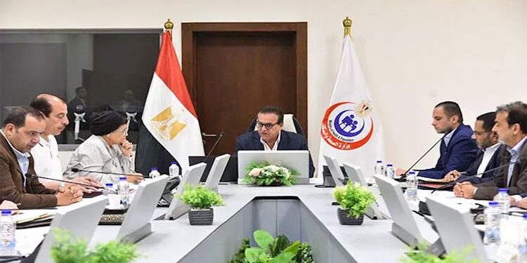 وزير الصحة يناقش عددًا من الإجراءات لتعزيز جودة الخدمات الصحية المقدمة للمواطنين