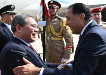 رئيس الوزراء يستقبل رئيس مجلس الدولة الصيني بمطار القاهرة الدولي