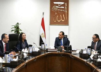 رئيس الوزراء يُتابع مع وزيرة التضامن الاجتماعي ملفات عمل الوزارة