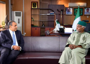 وزير الخارجية والهجرة يعقد جلسة مباحثات ثنائية مع نظيره في نيجيريا