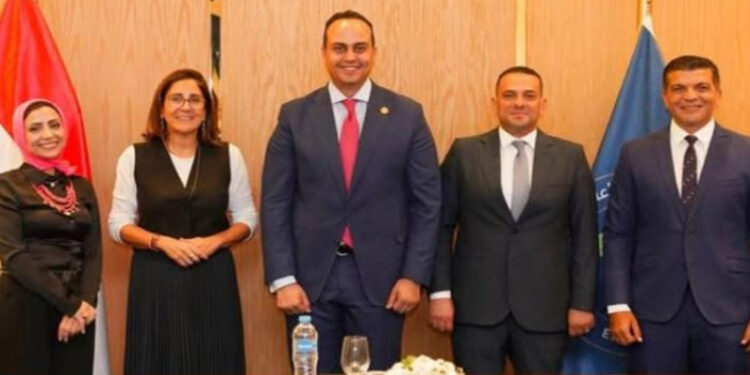 رئيس هيئة الرعاية الصحية يتابع مع رئيس شركة نوفارتس مصر تعزيز رعاية مرضى الأورام