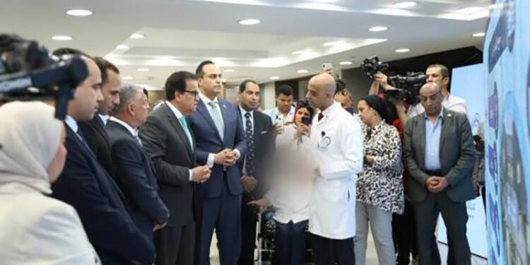 وزير الصحة يتفقد المجمع الطبي ومركز 30 يونيو للكلى ويشهد تدشين الرعاية الصحية المنزلية