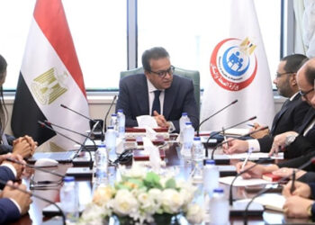 وزير الصحة يبحث مع شركة «ساندوز» تعزيز التعاون في توطين صناعة الأدوية ودعم المبادرات