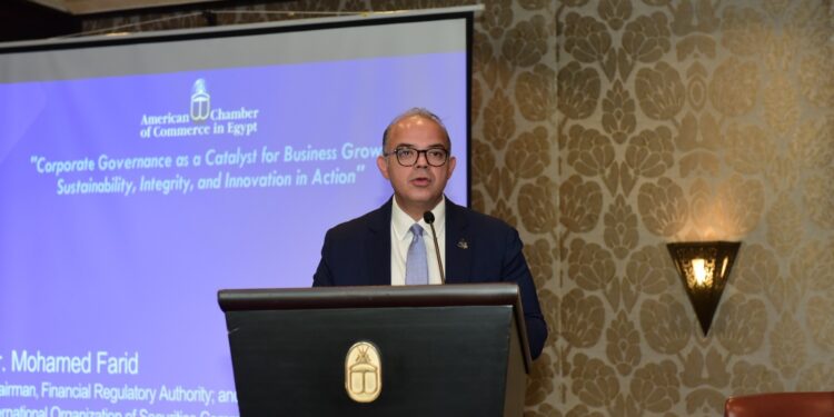 رئيس الرقابة المالية يشارك في جلسة نقاشية بعنوان “حوكمة الشركات كمحفز لنمو الأعمال”