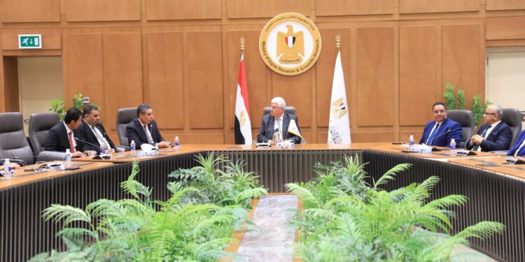 وزير التعليم العالي يكرم الطلاب الفائزين في مسابقة “معًا” لمواجهة الأفكار غير السوية