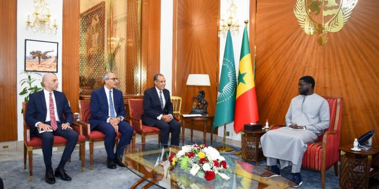 وزير الخارجية والهجرة يسلم رسالة خطية من رئيس الجمهورية إلى رئيس جمهورية السنغال