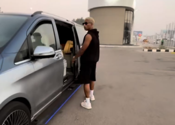 محمد رمضان يستعرض سيارته الفارهة الجديدة