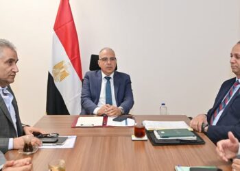 وزير الري يتابع أعمال إزالة الحشائش وورد النيل وإزالة التعديات على مجرى نهر النيل