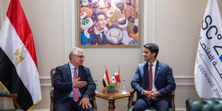 رئيس المنطقة الاقتصادية لقناة السويس يستقبل سفير جمهورية بنما بالقاهرة لتعزيز التعاون في قطاع النقل البحري