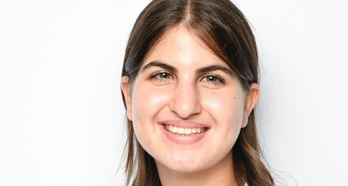 فتاه عربيه تبتكر جهاز ذكي يعمل بتقنيات الذكاء الاصطناعي لفرز النفايات تلقائياً