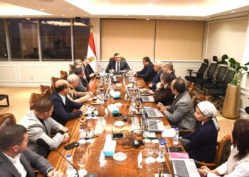 وزير الإسكان يعقد اجتماعًا مع مسئولي شركة “سيتي إيدج” لاستعراض خططها التسويقية لبعض مشروعات “هيئة المجتمعات العمرانية الجديدة”