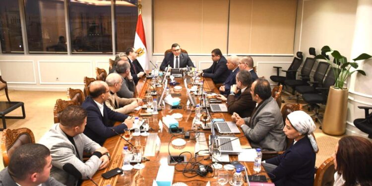 وزير الإسكان يعقد اجتماعًا مع مسئولي شركة “سيتي إيدج” لاستعراض خططها التسويقية لبعض مشروعات “هيئة المجتمعات العمرانية الجديدة”
