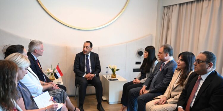 رئيس الوزراء يلتقي الأمين العام لمنظمة التعاون الاقتصادي والتنمية (OECD)