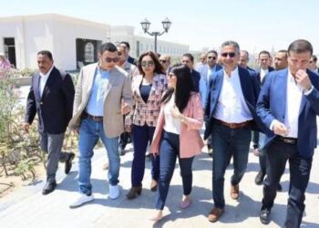 وزير الإسكان يصطحب وزراء التخطيط والتنمية المحلية والزراعة والتموين ومحافظ مطروح في جولة تفقدية بالمدينة التراثية بالعلمين الجديدة