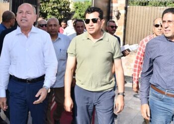 وزير الرياضة ومحافظ القاهرة يتفقدان المركز الرياضي بشبرا