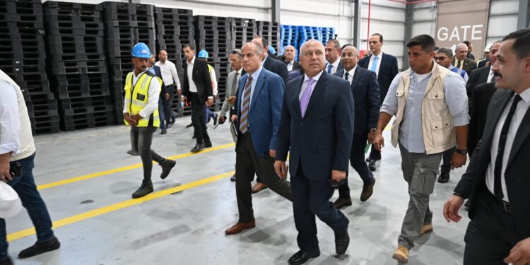 وزير الصناعة يجري جولة تفقدية موسعة بمشروعات مينائي الإسكندرية والدخيلة