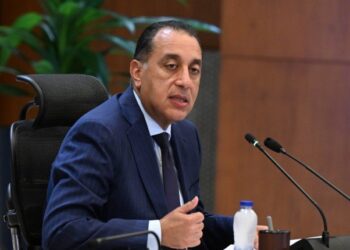 رئيس الوزراء يُتابع جهود اللجنة الطبية العليا والاستغاثات بمجلس الوزراء