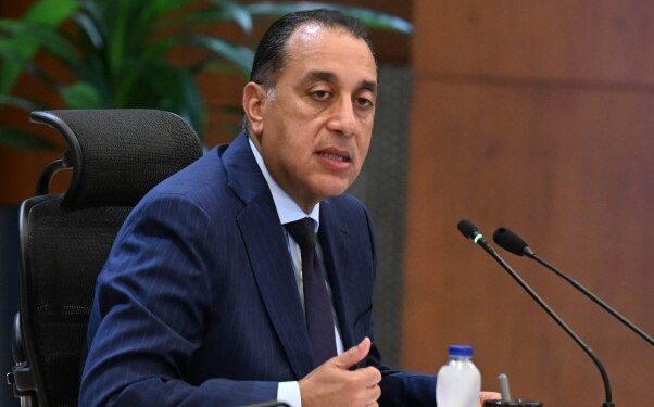 رئيس الوزراء يُتابع جهود اللجنة الطبية العليا والاستغاثات بمجلس الوزراء