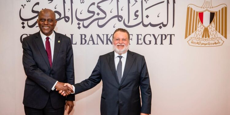 محافظ البنك المركزي يستقبل نظيره النيجيري ويصحبه في جولة بدار طباعة النقد بالعاصمة الإدارية