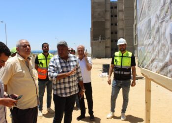 مسئولو “الإسكان” يتفقدون المشروعات الجاري تنفيذها بمدينة برج العرب الجديدة