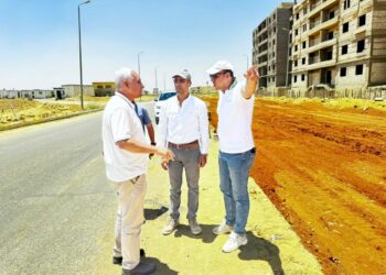 رئيس جهاز مدينة القاهرة الجديدة يتفقد مشروعات الإسكان وتطوير الطرق
