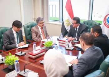 وزير الصحة يلتقي السفير الباكستاني لبحث التعاون في مبادرات الصحة العامة ومكافحة الأمراض الوبائية